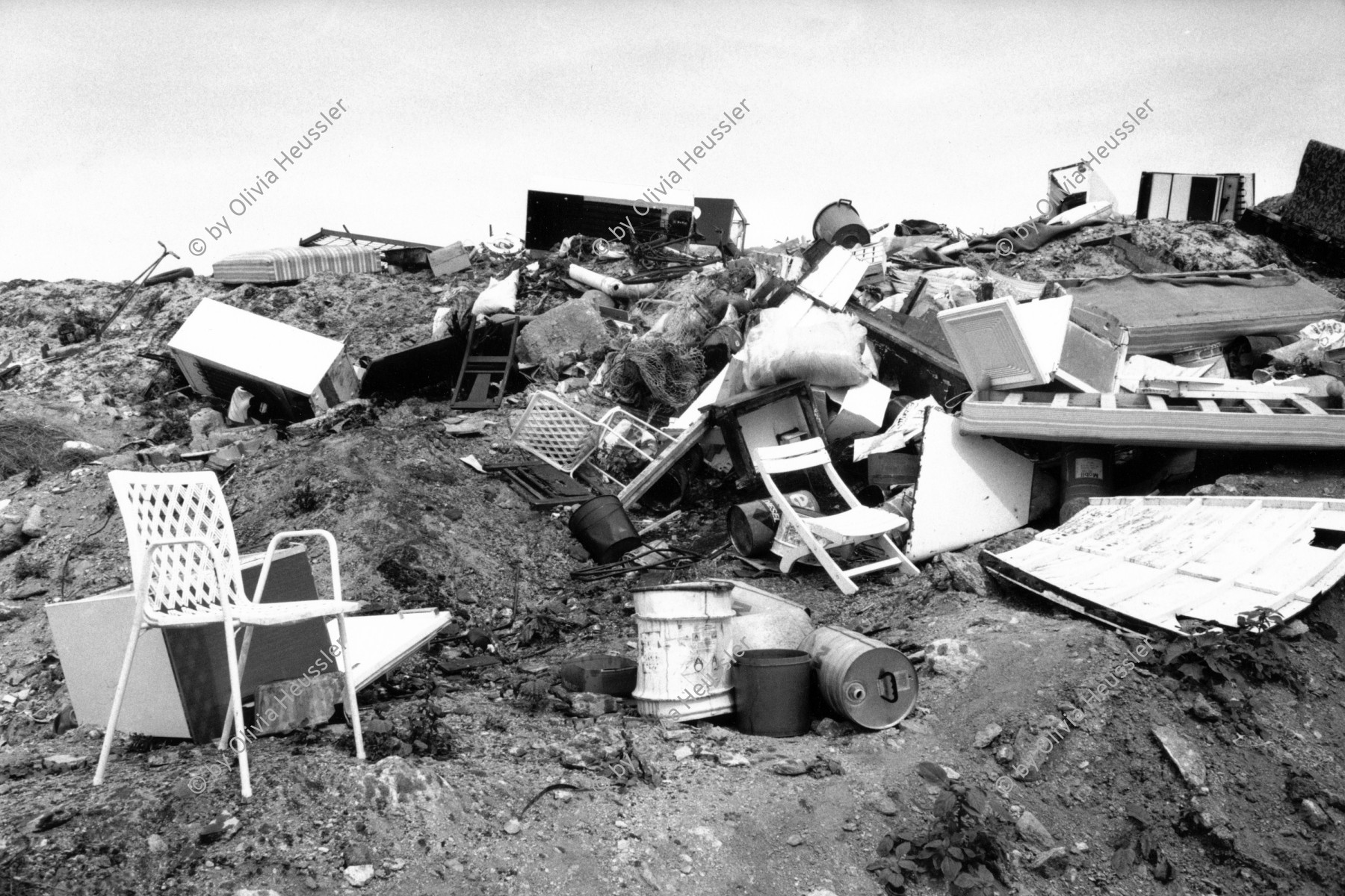 Image of sheet 19920570 photo 28: © 1992, OLIVIA HEUSSLER / www.clic.li
Am Strand eine wilde Abfall Sondermüll Mülldeponie liegt in der Nähre des Meeres. Kühlschränke liegen offen da. Sea side garbidge Cernac France Frankreich Bretagne Quiberon 1992 √
ohne Aufkleber