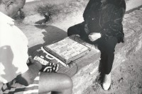 Image of sheet 19920580 photo 10: Ein Rentnerehepaar spielt am Strand Scrable. Quiberon Bretagne, 08.92 √ 1992 France tourisme turist tourist play beach retired persons Europa Europe