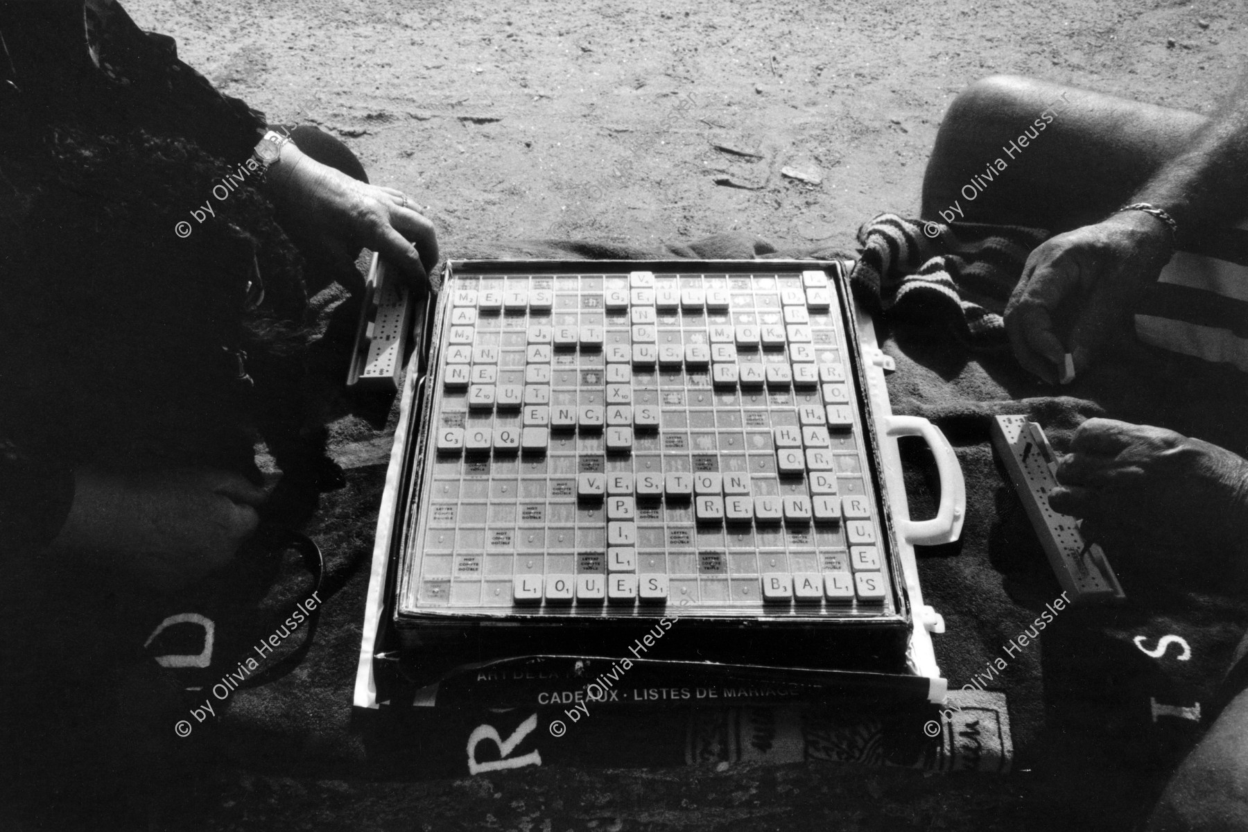 Image of sheet 19920580 photo 9: Ein Rentner ehepaar spielt am Strand Scrable. Quiberon Bretagne, 08.92 1992 √ France tourisme turist tourist play beach retired persons Europa Europe