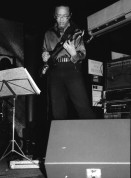 Image of sheet 19920590 photo 17: Bei Percy Heussler in Elbach mit seinen Gänsen. Steve Arguelles am Schlagzeug im New Morning in Paris mit N'guyen Lé Gitarre und Simon Spang-Hansen am Saxophon. Für AI. In der Fondation Cartier in Jouy en Josas bei Versailles, steht eine Max Bill Plastik Pavillon 1990 und von Ian Hamilton Finlay L'Ordre présent est le désordre du futur, 1987. Stein mit 'L'Ordre'. Olivia. Referendum Plakatwände mit einem Pater davor. mit Maastricht Propaganda von den Grünen. 1992 EU UE France Paris Frankreich