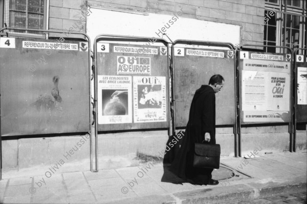 Image of sheet 19920590 photo 36: Referendum Plakatwände mit einem Pater davor. mit Maastricht Propaganda von den Grünen. 1992 EU UE France Paris Frankreich