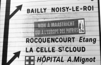 Image of sheet 19920610 photo 7: Portrait Renée Levy und Anne Sewcz und Andrea X aus BRD Plakat gegen Beitritt EG auf Strassen schild Non a Maastricht Oui à l'Europe des Patries. Front National FN. Plakatwände mit Referendum Plakate Maastricht bei der Bastille. Olivia  Heussler Aussicht Nachts auf Häuser in Paris an der Seine. Portrait der Modistin Miyoko Gushiken rue Francois Miron 21 4ème. mit einem ihrer Hüte aufgesetzt. Hut Mode Konzert mit The Sashimi's Steve Arguelles Schlagzeug, Serge Lazarevitch Guit und Noel Akchote guit und Hélène Labarriere contrabass.  im Instant Chavires. Paris France Frankreich 1992