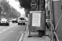 Image of sheet 19920610 photo 8: Portrait Renée Levy und Anne Sewcz und Andrea X aus BRD Plakat gegen Beitritt EG auf Strassen schild Non a Maastricht Oui à l'Europe des Patries. Front National FN. Plakatwände mit Referendum Plakate Maastricht bei der Bastille. Olivia  Heussler Aussicht Nachts auf Häuser in Paris an der Seine. Portrait der Modistin Miyoko Gushiken rue Francois Miron 21 4ème. mit einem ihrer Hüte aufgesetzt. Hut Mode Konzert mit The Sashimi's Steve Arguelles Schlagzeug, Serge Lazarevitch Guit und Noel Akchote guit und Hélène Labarriere contrabass.  im Instant Chavires. Paris France Frankreich 1992