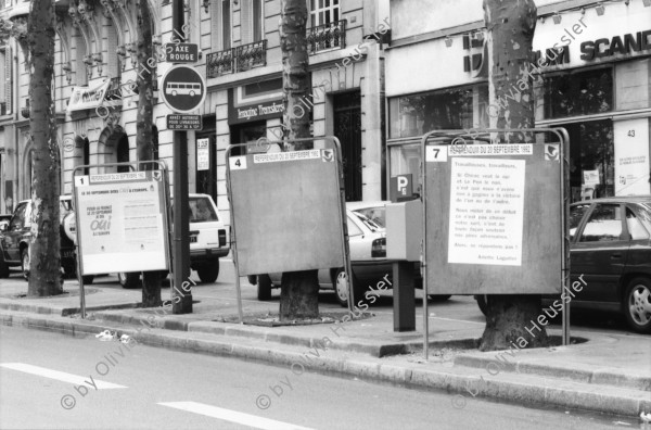 Image of sheet 19920610 photo 9: Portrait Renée Levy und Anne Sewcz und Andrea X aus BRD Plakat gegen Beitritt EG auf Strassen schild Non a Maastricht Oui à l'Europe des Patries. Front National FN. Plakatwände mit Referendum Plakate Maastricht bei der Bastille. Olivia  Heussler Aussicht Nachts auf Häuser in Paris an der Seine. Portrait der Modistin Miyoko Gushiken rue Francois Miron 21 4ème. mit einem ihrer Hüte aufgesetzt. Hut Mode Konzert mit The Sashimi's Steve Arguelles Schlagzeug, Serge Lazarevitch Guit und Noel Akchote guit und Hélène Labarriere contrabass.  im Instant Chavires. Paris France Frankreich 1992