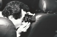 Image of sheet 19920620 photo 32: Der Taxifahrer und Fotograf Hamid fotografiert seit Jahren seine Gäste. Paris 09.92
Frankreich France 1992 fotografie √
