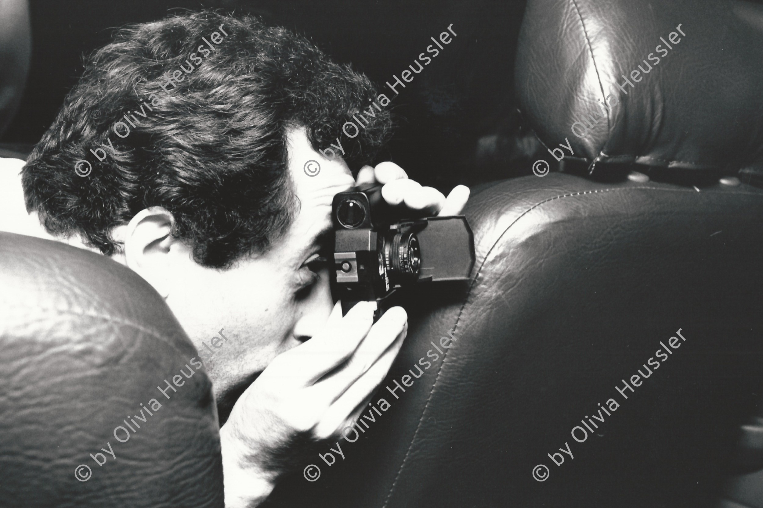 Image of sheet 19920620 photo 32: Der Taxifahrer und Fotograf Hamid fotografiert seit Jahren seine Gäste. Paris 09.92
Frankreich France 1992 fotografie √