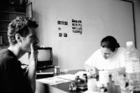 Image of sheet 19920630 photo 21: Christoph Schuler re. und  Andrea Caprez im Atelier am Zeichnen.
Portrait Schweizer Künstler

Cité des Arts an der Seine. art painter swiss artist  Portrait Paris France Frankreich 1992 √