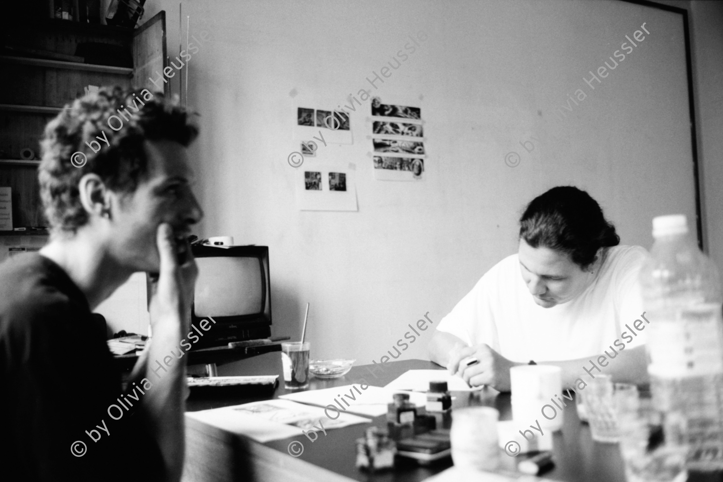 Image of sheet 19920630 photo 21: Christoph Schuler re. und  Andrea Caprez im Atelier am Zeichnen.
Portrait Schweizer Künstler

Cité des Arts an der Seine. art painter swiss artist  Portrait Paris France Frankreich 1992 √