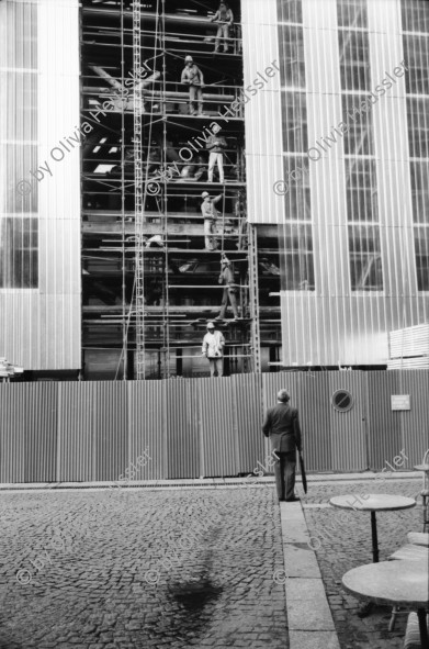 Image of sheet 19920630 photo 32: Centre Pompidou wird renoviert. Arbeiter stehen übereinander und reichen sich Latten.
Paris 1992 France Frankreich