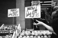 Image of sheet 19920630 photo 8: frtsg.  920600  Maastricht EG Referendum OUI und NON. Esther Woerdehoff Einkaufspreise Markt Früchte. Strassenschlucht mit Tauben fliegend. Haus le Figaro. Esther und Michael von Graffenried in ihrer Wohnung an der Rue Chabanais. Milena Moser und Christoph Schuler Andrea Capre im Atelier in der Cité des Arts. Centre Pompidou wird renoviert. Arbeiter stehen übereinander und reichen sich Latten.
Paris 1992 France Frankreich
