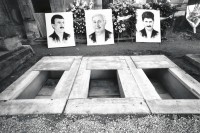 Image of sheet 19920640 photo 9: Als Mykonos-Attentat wurde der Mordanschlag vom 17. September 1992 im griechischen Restaurant Mykonos bekannt. In diesem Lokal in Berlin-Wilmersdorf wurden dabei vier kurdische Exilpolitiker im Auftrag des iranischen Geheimdienstes VEVAK erschossen sowie ein weiterer Gast und der Wirt schwer verletzt.
Die drei in Berlin erschossenen iranischen Kurden, unter ihnen der Führer der Demokratischen Partei Kurdistans, from r.t.l. : Fettah Abduli, Sadegh Sharafkandi, Charafkandi und Humayum Ardalan werden im Pariser Friedhof Père Lachaise beerdigt. 09.92


Out of: Kurdistan In the Shadow of History by Susan Meiselas