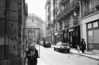 Image of sheet 19920650 photo 10: Portrait Renée Levy mit ihrem karton den sie auf der Strasse aufgelesen hat. In der Metrro. mit Anne Sewcz. Im Marais sind die Juden und Jüdinnen unterwegs. Es ist Neujahr 29.09. Ein Glacée ist auch an der Arbeit und bietet seine Gläser an. Indem er ruft. Im Technopark la Vilette Der Film Blue Planète. Foto vom Abschuss des Space Shuttle. Die Geode. hinter einem Wasserbrunnen Klassisches Konzert im Gare de l'Est. Geige u.s.w. Violon Paris France Frankreich 1992