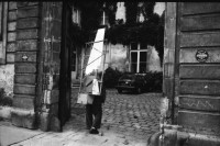 Image of sheet 19920650 photo 16: Portrait Renée Levy mit ihrem karton den sie auf der Strasse aufgelesen hat. In der Metrro. mit Anne Sewcz. Im Marais sind die Juden und Jüdinnen unterwegs. Es ist Neujahr 29.09. Ein Glacée ist auch an der Arbeit und bietet seine Gläser an. Indem er ruft. Im Technopark la Vilette Der Film Blue Planète. Foto vom Abschuss des Space Shuttle. Die Geode. hinter einem Wasserbrunnen Klassisches Konzert im Gare de l'Est. Geige u.s.w. Violon Paris France Frankreich 1992