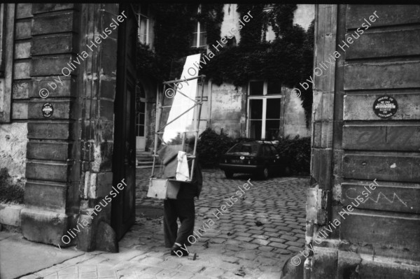 Image of sheet 19920650 photo 16: Portrait Renée Levy mit ihrem karton den sie auf der Strasse aufgelesen hat. In der Metrro. mit Anne Sewcz. Im Marais sind die Juden und Jüdinnen unterwegs. Es ist Neujahr 29.09. Ein Glacée ist auch an der Arbeit und bietet seine Gläser an. Indem er ruft. Im Technopark la Vilette Der Film Blue Planète. Foto vom Abschuss des Space Shuttle. Die Geode. hinter einem Wasserbrunnen Klassisches Konzert im Gare de l'Est. Geige u.s.w. Violon Paris France Frankreich 1992