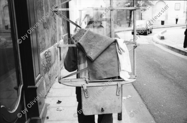 Image of sheet 19920650 photo 21: Portrait Renée Levy mit ihrem karton den sie auf der Strasse aufgelesen hat. In der Metrro. mit Anne Sewcz. Im Marais sind die Juden und Jüdinnen unterwegs. Es ist Neujahr 29.09. Ein Glacée ist auch an der Arbeit und bietet seine Gläser an. Indem er ruft. Im Technopark la Vilette Der Film Blue Planète. Foto vom Abschuss des Space Shuttle. Die Geode. hinter einem Wasserbrunnen Klassisches Konzert im Gare de l'Est. Geige u.s.w. Violon Paris France Frankreich 1992