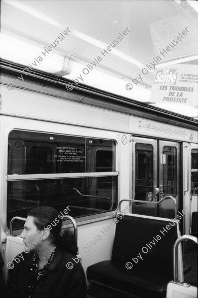 Image of sheet 19920650 photo 3: Portrait Renée Levy mit ihrem karton den sie auf der Strasse aufgelesen hat. In der Metrro. mit Anne Sewcz. Im Marais sind die Juden und Jüdinnen unterwegs. Es ist Neujahr 29.09. Ein Glacée ist auch an der Arbeit und bietet seine Gläser an. Indem er ruft. Im Technopark la Vilette Der Film Blue Planète. Foto vom Abschuss des Space Shuttle. Die Geode. hinter einem Wasserbrunnen Klassisches Konzert im Gare de l'Est. Geige u.s.w. Violon Paris France Frankreich 1992