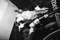 Image of sheet 19920650 photo 5: Portrait Renée Levy mit ihrem karton den sie auf der Strasse aufgelesen hat. In der Metrro. mit Anne Sewcz. Im Marais sind die Juden und Jüdinnen unterwegs. Es ist Neujahr 29.09. Ein Glacée ist auch an der Arbeit und bietet seine Gläser an. Indem er ruft. Im Technopark la Vilette Der Film Blue Planète. Foto vom Abschuss des Space Shuttle. Die Geode. hinter einem Wasserbrunnen Klassisches Konzert im Gare de l'Est. Geige u.s.w. Violon Paris France Frankreich 1992