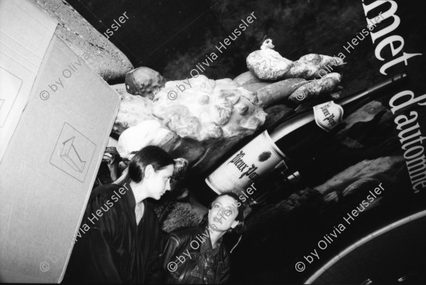 Image of sheet 19920650 photo 5: Portrait Renée Levy mit ihrem karton den sie auf der Strasse aufgelesen hat. In der Metrro. mit Anne Sewcz. Im Marais sind die Juden und Jüdinnen unterwegs. Es ist Neujahr 29.09. Ein Glacée ist auch an der Arbeit und bietet seine Gläser an. Indem er ruft. Im Technopark la Vilette Der Film Blue Planète. Foto vom Abschuss des Space Shuttle. Die Geode. hinter einem Wasserbrunnen Klassisches Konzert im Gare de l'Est. Geige u.s.w. Violon Paris France Frankreich 1992