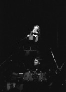 Image of sheet 19920660 photo 0: Corin Curchellas während ihres Auftrittes mit dem Vienna Art Orchestra in Zürich, 1992.