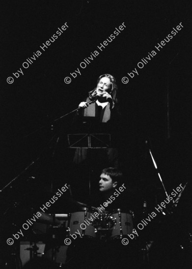 Image of sheet 19920660 photo 0: Corin Curchellas während ihres Auftrittes mit dem Vienna Art Orchestra in Zürich, 1992.