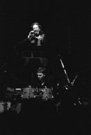 Image of sheet 19920660 photo 1: Corin Curchellas während ihres Auftrittes mit dem Vienna Art Orchestra in Zürich, 1992.