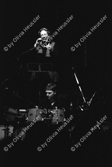 Image of sheet 19920660 photo 1: Corin Curchellas während ihres Auftrittes mit dem Vienna Art Orchestra in Zürich, 1992.