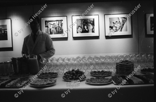 Image of sheet 19920690 photo 14: Jill Hartley, Stanley Greene, Ann Mandelbaum. Ilia Vasella und Andrea Caprez mit Gitarre. Carl de Keyzer Vernissage Buffet im Fnac. Mois de la Photo Museum Carnevalet Paris mit weissen Handschuhen. Obdachloser steigt in Kartonschachtel ein. Paris Plakat Les Halles. Zugfahrt Gäste Familie mit Katz und Pack. Paris 1992 France Frankreich A homeless man goes to sleep in a cardboard box housing open space outside night downtown