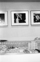 Image of sheet 19920690 photo 15: Jill Hartley, Stanley Greene, Ann Mandelbaum. Ilia Vasella und Andrea Caprez mit Gitarre. Carl de Keyzer Vernissage Buffet im Fnac. Mois de la Photo Museum Carnevalet Paris mit weissen Handschuhen. Obdachloser steigt in Kartonschachtel ein. Paris Plakat Les Halles. Zugfahrt Gäste Familie mit Katz und Pack. Paris 1992 France Frankreich A homeless man goes to sleep in a cardboard box housing open space outside night downtown