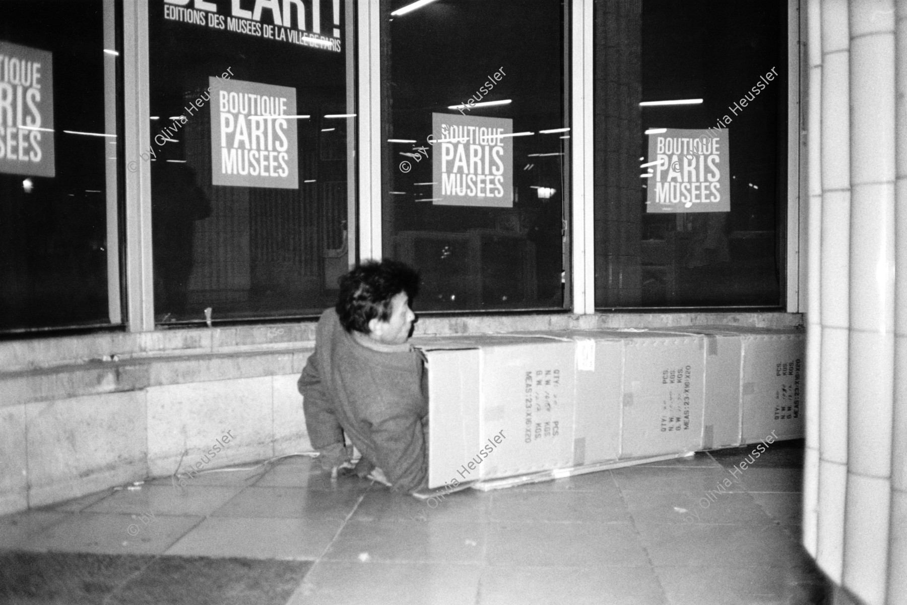 Image of sheet 19920690 photo 17: Ein Obdachloser steigt zum Schlafen in eine Karton schachtel. Paris, 1992 √ France

A homeless man goes to sleep in a cardboard box  housing open space outside night downtown