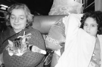 Image of sheet 19920690 photo 2: Familie mit Katz und Pack. Paris 1992