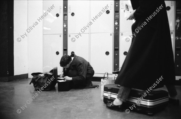 Image of sheet 19920710 photo 20: Ausstellung Alis Guggenheim im Kunsthaus Aarau. Plastiken. Familie mit Katz und Pack im Zug nach Paris. Selbstportrait Spiegel Cité in Paris Olivia. Mit Portrait Dominique Meienberg Fotograf und Cousin von schriftsteller Niklaus Meienberg. im Parc  des Buttes Chaumont. Aikido Mensch Japaner macht Aikido Uebungen Hintergrund Dächer von Paris. Farbiges Liebespaar Junge Sonnen sich.  France Frankreich 1992