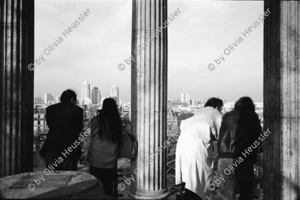 Image of sheet 19920710 photo 28: Ausstellung Alis Guggenheim im Kunsthaus Aarau. Plastiken. Familie mit Katz und Pack im Zug nach Paris. Selbstportrait Spiegel Cité in Paris Olivia. Mit Portrait Dominique Meienberg Fotograf und Cousin von schriftsteller Niklaus Meienberg. im Parc  des Buttes Chaumont. Aikido Mensch Japaner macht Aikido Uebungen Hintergrund Dächer von Paris. Farbiges Liebespaar Junge Sonnen sich.  France Frankreich 1992