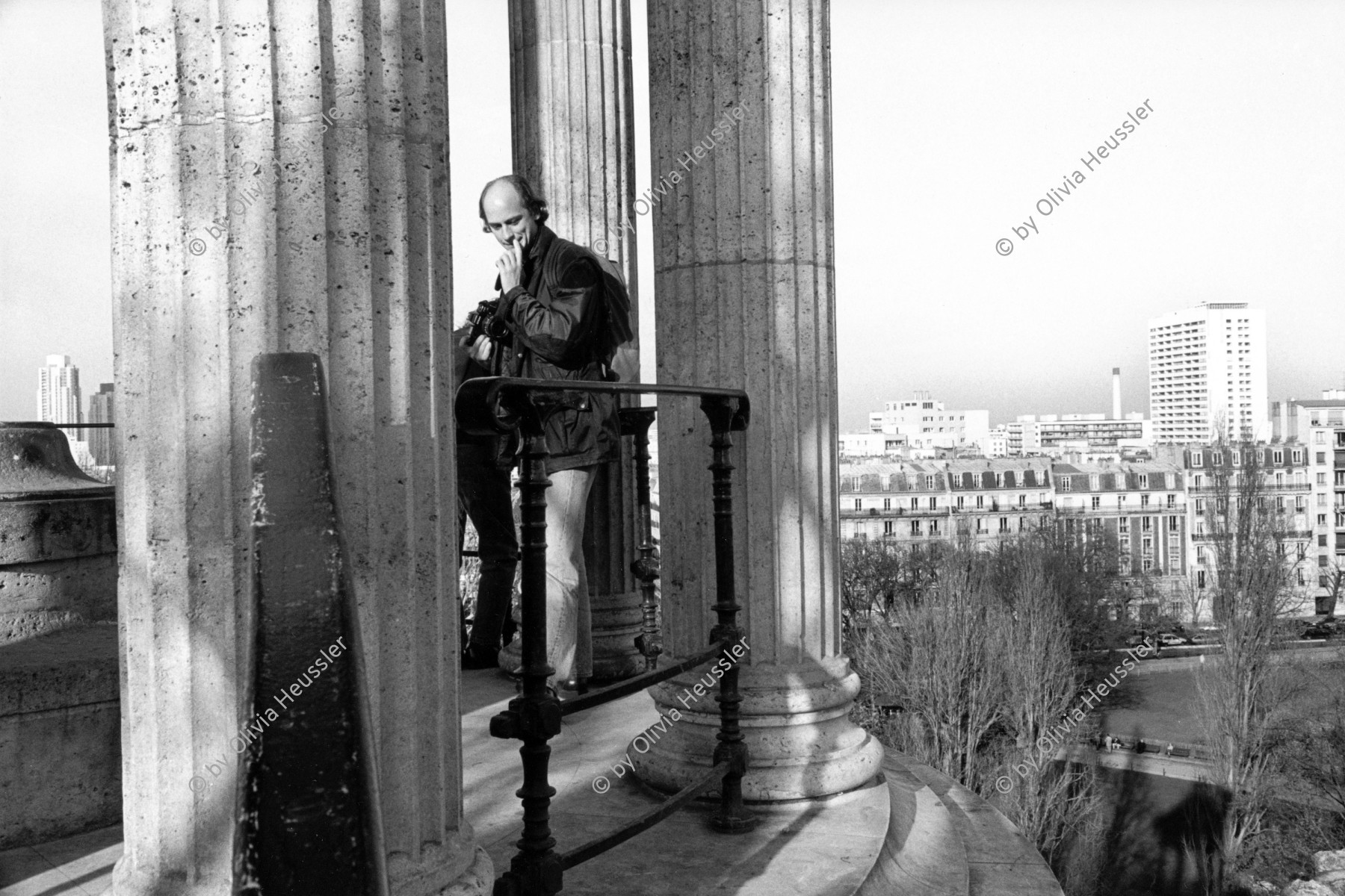 Image of sheet 19920710 photo 29: © 1992, OLIVIA HEUSSLER/ www.clic.li
Mit Portrait Dominique Meienberg Fotograf und Cousin von schriftsteller Niklaus 
Meienberg. im Parc  des Buttes Chaumont. Hintergrund Dächer von Paris.  Sonnen sich.  France Frankreich 1992 √ Photograph Portrait Europe Town