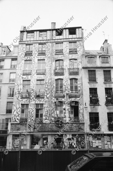 Image of sheet 19920720 photo 14: frtsg. 920710 Parc Buttes Chaumont. Kinder spielen mit Grusel Hund Schulklasse Gruppenbild. Gebäude im Umbau. Kran.' SIDA nous mourrons vous ne faites rien.'  Graffiti Spray steht im Marais an Hauswand. Aids. Riesenrad. Portrait Tiziana De Silvestro Portraits Jonas Mekas. v.l.n.r. Marcel Hausun. Jean Jaques Lebel, Traductuer de Ginsberg et autres. Jonas Mekas, Amerikanicher Untergrundfilmer Cinéaste originally from Lituania. Litauischer Underground Filmmaker  in Amerika.  Dominique Noguez, Uebersetzer vom Buch von Jonas  Alain Robbe Grillet, Schriftsteller Erfinder vom Neuen Roman und Filmer Marcel Martin, Französischer Autor von Untergrund Filmen in Frankreich. An einer Presse konferenz im Schriftsteller verein in Paris France 1992