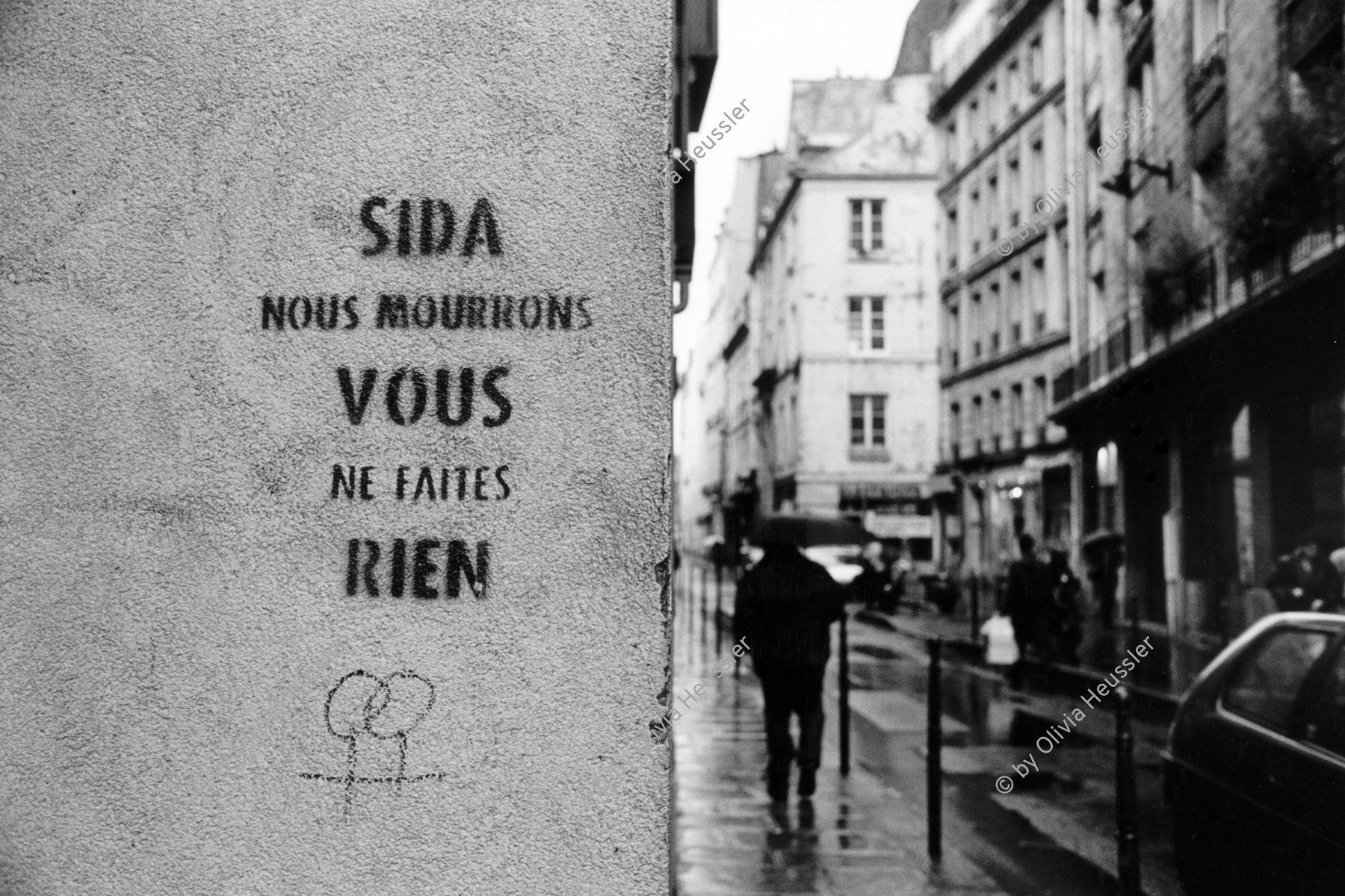 Image of sheet 19920720 photo 17: AIDS, wir sterben und ihr tut nichts. Inschrift auf einer Hauswand in Marais. Paris, 1992 √ France Graffiti SIDA HIV protest spray trottoir streets Old town 
Nous mourrons vous faites rien