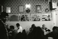 Image of sheet 19920730 photo 11: Pakistanisches Restaurant mit Stuart Alexander, (Biograph von Robert Frank), Paris 1992.
In einem pakistanischen Restaurant in Paris spiegeln sich Stuart Alexander, Biograph von Robert Frank und Olivia Heussler. 
France Photography Frankreich Dez. 1992