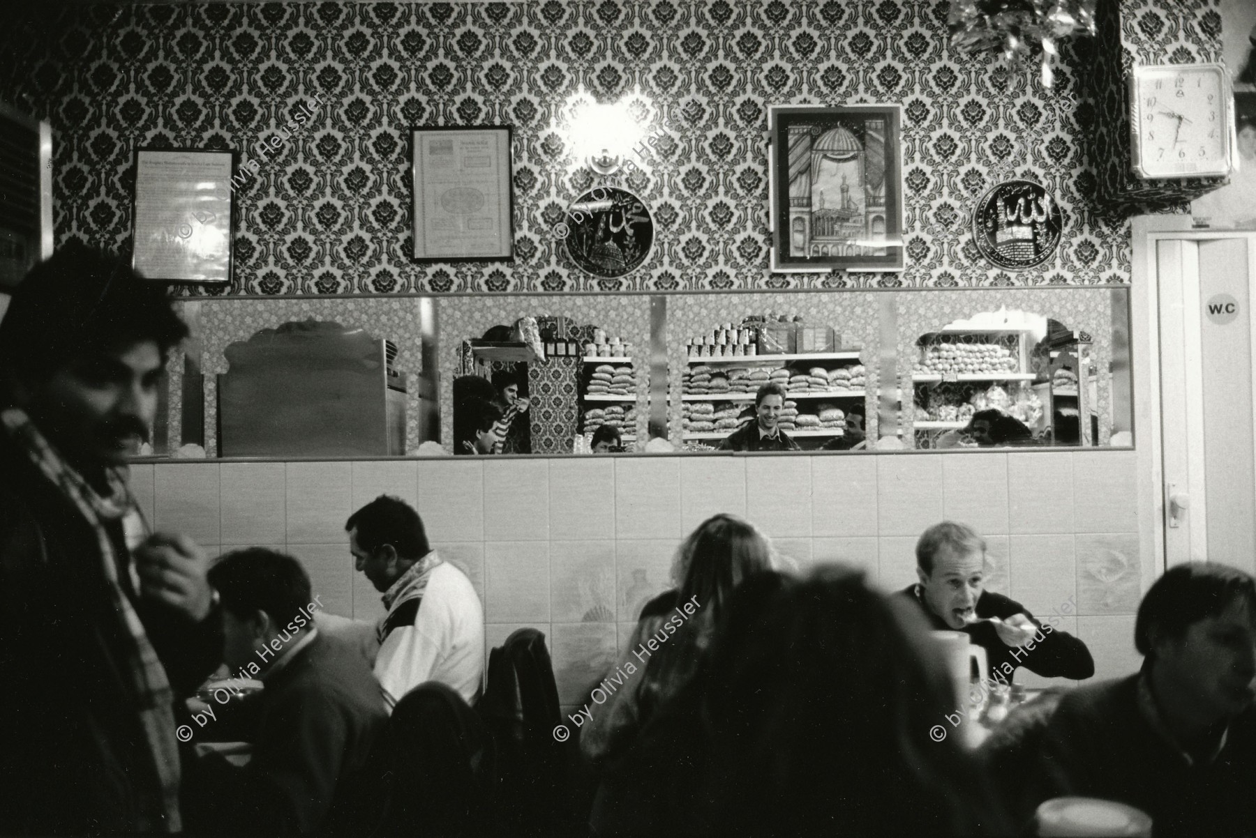 Image of sheet 19920730 photo 11: In einem pakistanischen Restaurant in Paris spiegeln sich Stuart Alexander, Biograph von Robert Frank und Olivia Heussler. 
France Photography Frankreich Dez. 1992 Europe Speiserestaurant