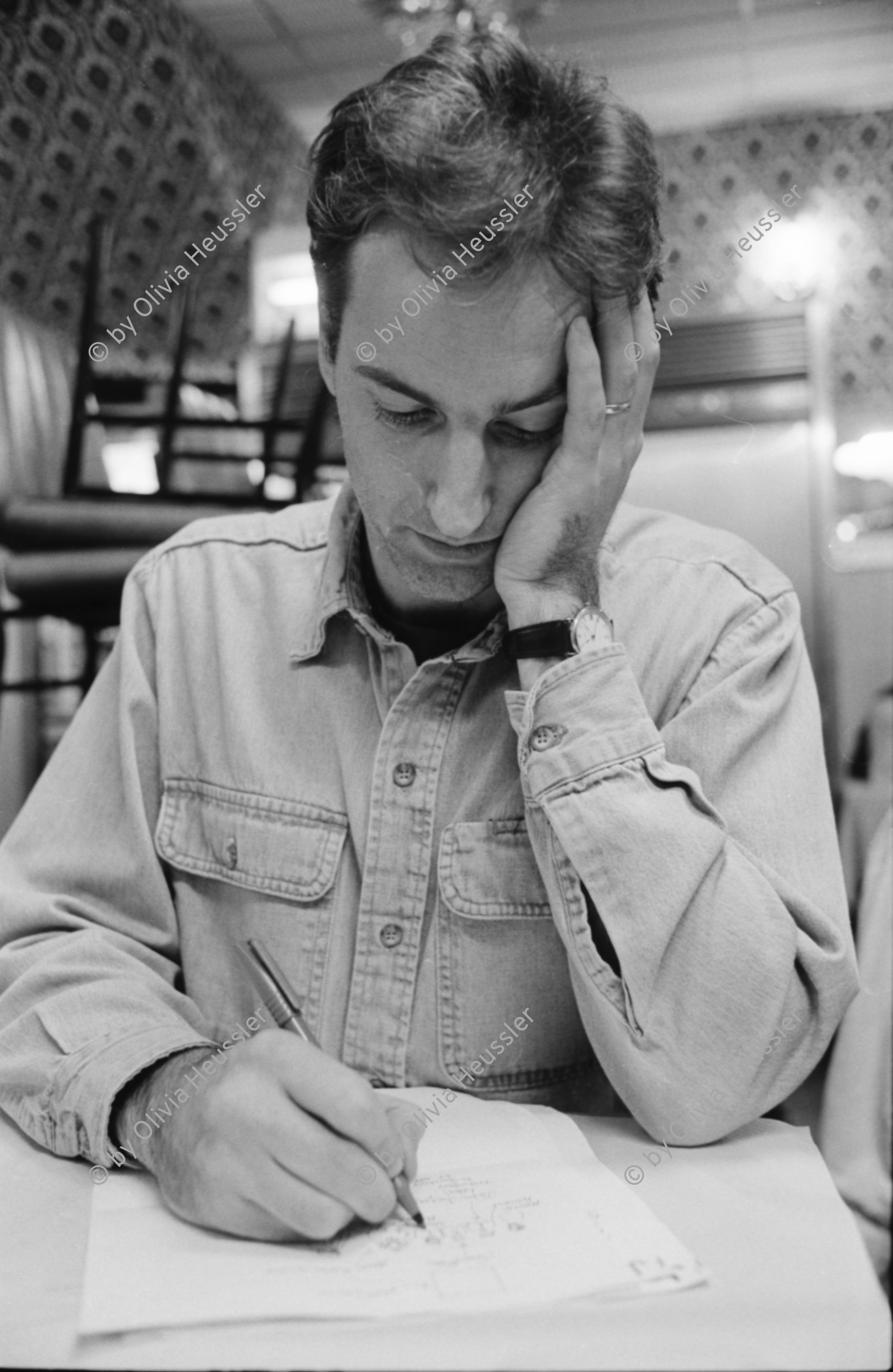 Image of sheet 19920730 photo 18: frtsg. 920720 Pressekonferenz   Später ein Pakistanisches Restaurant mit Stuart Alexander. Mexikanischer Journalist und Freundin. Altes Pariser Edel Gebäude Olivia Heussler fotografiert von Stuart Alexander critcs auction
Paris France 1992 Photography frankreich food