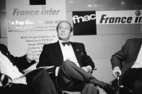 Image of sheet 19920740 photo 12: Fondue Essen mit Brigitte X Tiberio Cardu, Stuart Alexander, Christoph Schuler Jill Hartley und Andrea Caprez.   Chabanais. Fnac Etoile France Inter Sendung mit Charles Henry Favrod, Antonio Saura, unbek. Frau. Gesprächsleiter. X Dir. Fnac? Jorge Semprun und Paco Ibanez an seiner Gitarre am 26.11.92 mit Leica Snap. 1992 Literatur Photography Paris France Frankreich cinema film