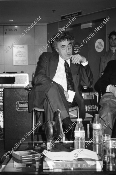 Image of sheet 19920740 photo 20: Fnac Etoile France Inter Sendung mit Charles Henry Favrod, Antonio Saura, unbek. Frau. Gesprächsleiter. X Dir. Fnac? Jorge Semprun und Paco Ibanez an seiner Gitarre am 26.11.92 mit Leica Snap. 1992 Literatur Photography Paris France Frankreich cinema film