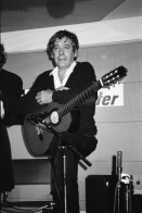 Image of sheet 19920740 photo 9: Paco Ibanez an seiner Gitarre, Paris France Frankreich 1992.