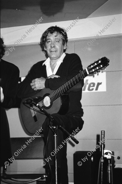 Image of sheet 19920740 photo 9: Paco Ibanez an seiner Gitarre, Paris France Frankreich 1992.