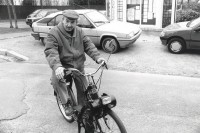 Image of sheet 19920750 photo 26: Guy Peltier in Malmaison bei Paris, besitzt einer der ersten ca. 1942 gebauten Velo Solex einige Modelle dazwischen sowie der letzte aus der Fabrik kommende Velo Solex bei sich zu Hause in der Garage. France Frankreich 1992 √