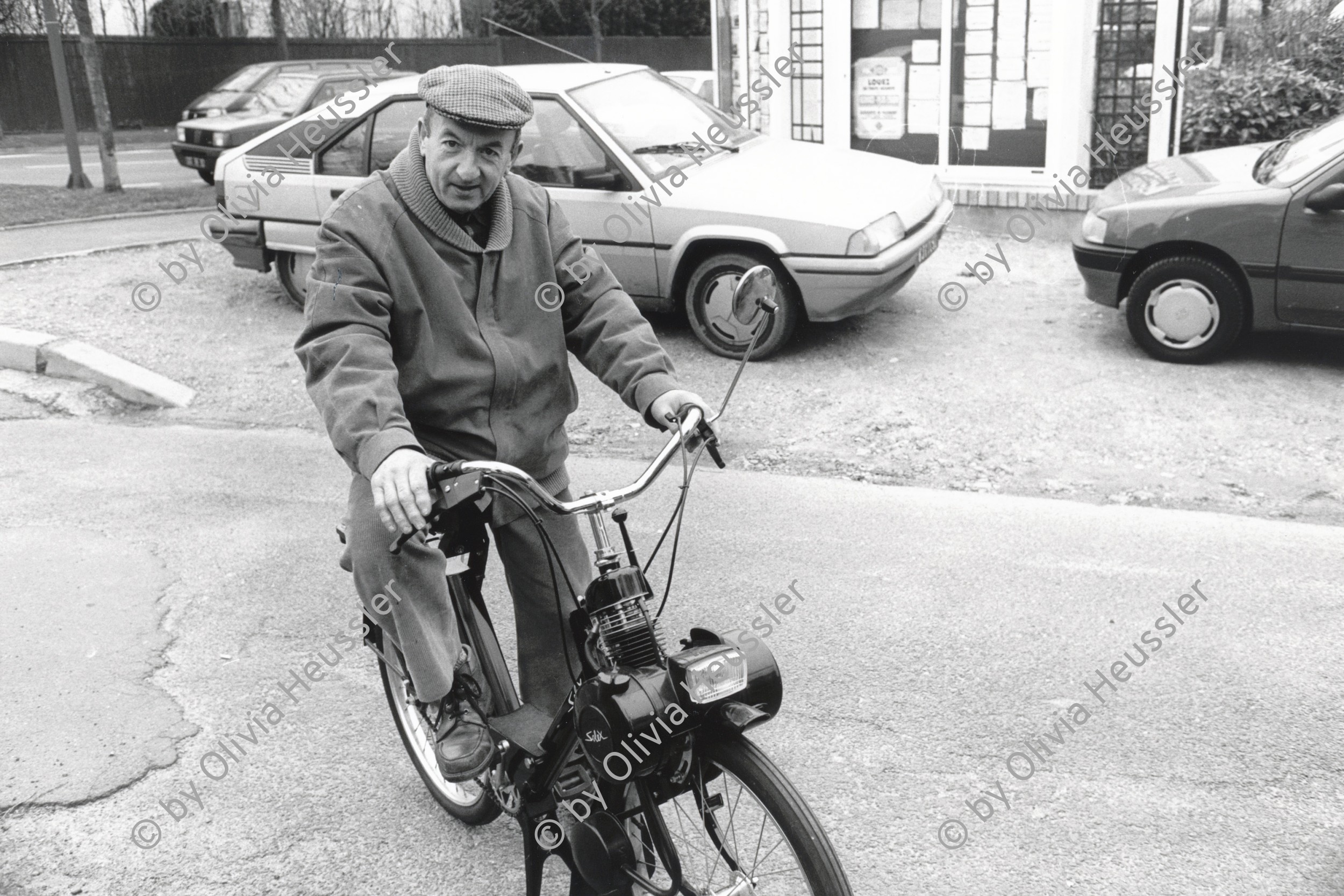 Image of sheet 19920750 photo 26: Guy Peltier in Malmaison bei Paris, besitzt einer der ersten ca. 1942 gebauten Velo Solex einige Modelle dazwischen sowie der letzte aus der Fabrik kommende Velo Solex bei sich zu Hause in der Garage. France Frankreich 1992 √