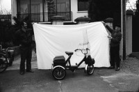 Image of sheet 19920750 photo 3: Guy Peltier in Malmaison bei Paris, besitzt einer der ersten ca. 1942 gebauten Velo Solex einige Modelle dazwischen sowie der letzte aus der Fabrik kommende Velo Solex bei sich zu Hause in der Garage. 1992
