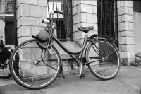 Image of sheet 19920750 photo 35: Guy Peltier in Malmaison bei Paris, besitzt einer der ersten ca. 1942 gebauten Velo Solex einige Modelle dazwischen sowie der letzte aus der Fabrik kommende Velo Solex bei sich zu Hause in der Garage. 1992