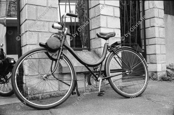 Image of sheet 19920750 photo 35: Guy Peltier in Malmaison bei Paris, besitzt einer der ersten ca. 1942 gebauten Velo Solex einige Modelle dazwischen sowie der letzte aus der Fabrik kommende Velo Solex bei sich zu Hause in der Garage. 1992