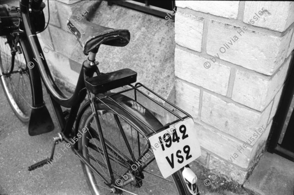 Image of sheet 19920750 photo 36: Guy Peltier in Malmaison bei Paris, besitzt einer der ersten ca. 1942 gebauten Velo Solex einige Modelle dazwischen sowie der letzte aus der Fabrik kommende Velo Solex bei sich zu Hause in der Garage. 1992