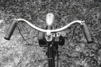 Image of sheet 19920750 photo 4: Guy Peltier in Malmaison bei Paris, besitzt einer der ersten ca. 1942 gebauten Velo Solex einige Modelle dazwischen sowie der letzte aus der Fabrik kommende Velo Solex bei sich zu Hause in der Garage. France Frankreich 1992 √