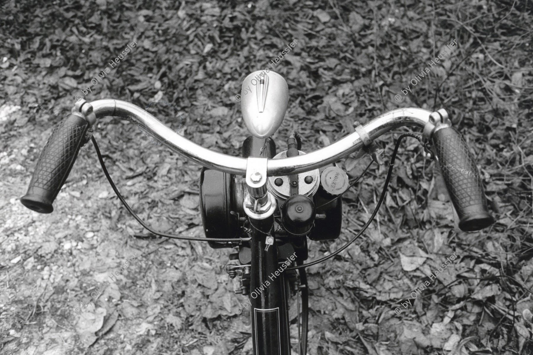 Image of sheet 19920750 photo 4: Guy Peltier in Malmaison bei Paris, besitzt einer der ersten ca. 1942 gebauten Velo Solex einige Modelle dazwischen sowie der letzte aus der Fabrik kommende Velo Solex bei sich zu Hause in der Garage. France Frankreich 1992 √